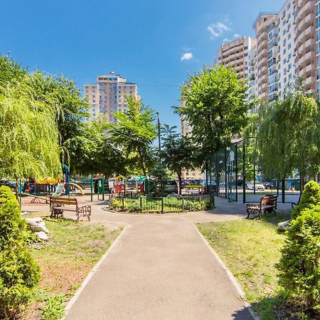 Large 2 Room Apartment With A Beautiful View 2 Min Metro Chernigivska Kyiv Exterior photo