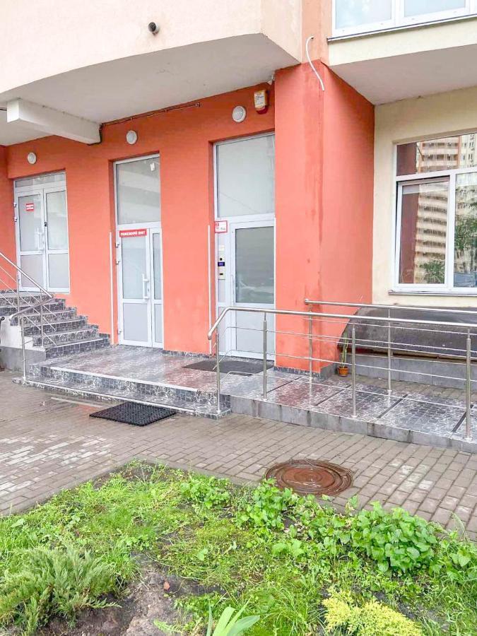 Large 2 Room Apartment With A Beautiful View 2 Min Metro Chernigivska Kyiv Exterior photo