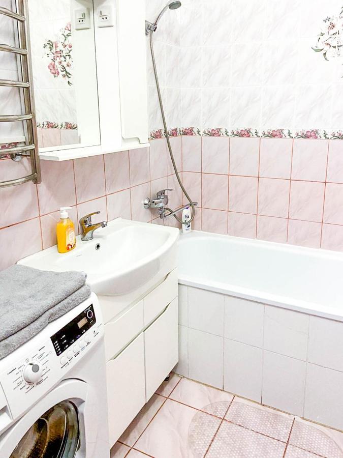 Large 2 Room Apartment With A Beautiful View 2 Min Metro Chernigivska Kyiv Exterior photo