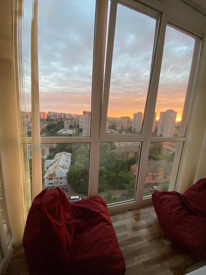 Large 2 Room Apartment With A Beautiful View 2 Min Metro Chernigivska Kyiv Exterior photo
