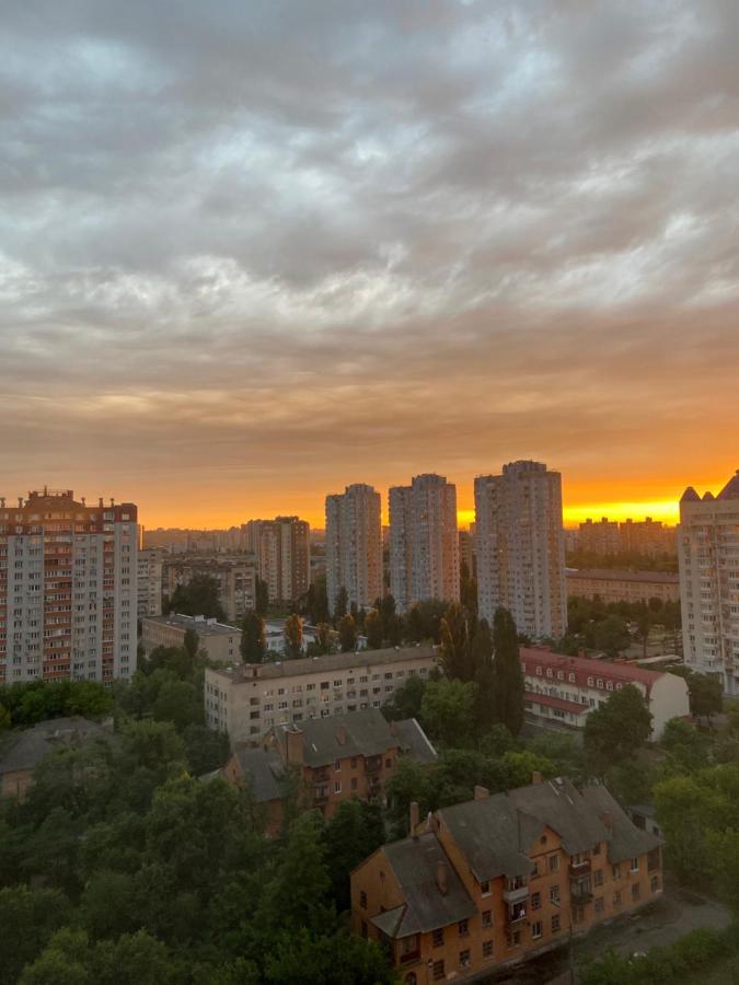 Large 2 Room Apartment With A Beautiful View 2 Min Metro Chernigivska Kyiv Exterior photo