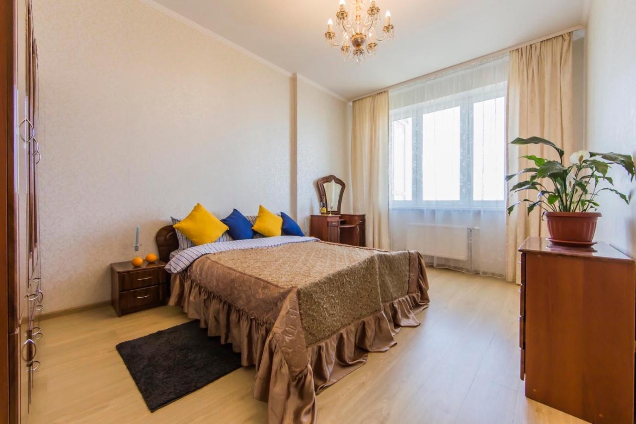 Large 2 Room Apartment With A Beautiful View 2 Min Metro Chernigivska Kyiv Exterior photo