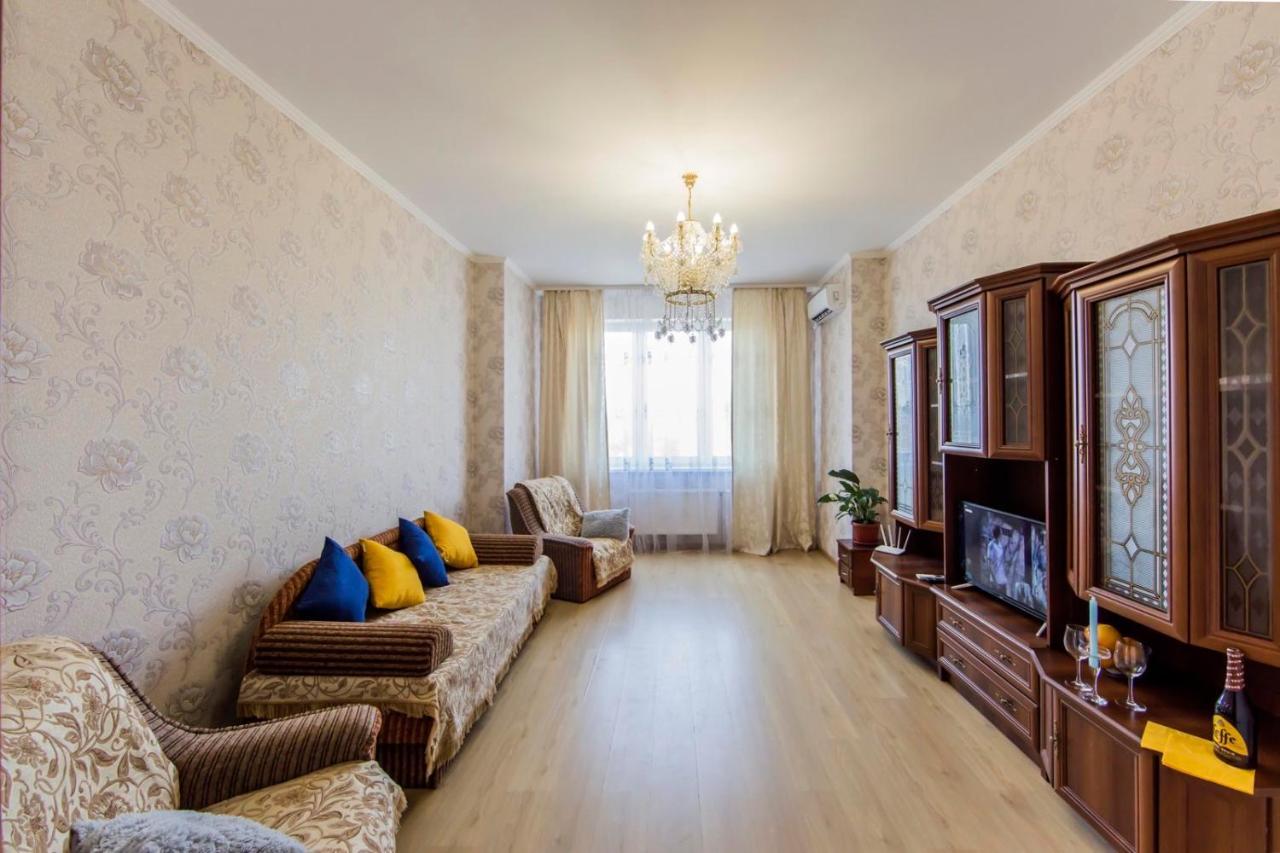 Large 2 Room Apartment With A Beautiful View 2 Min Metro Chernigivska Kyiv Exterior photo
