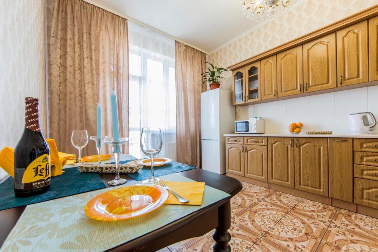 Large 2 Room Apartment With A Beautiful View 2 Min Metro Chernigivska Kyiv Exterior photo