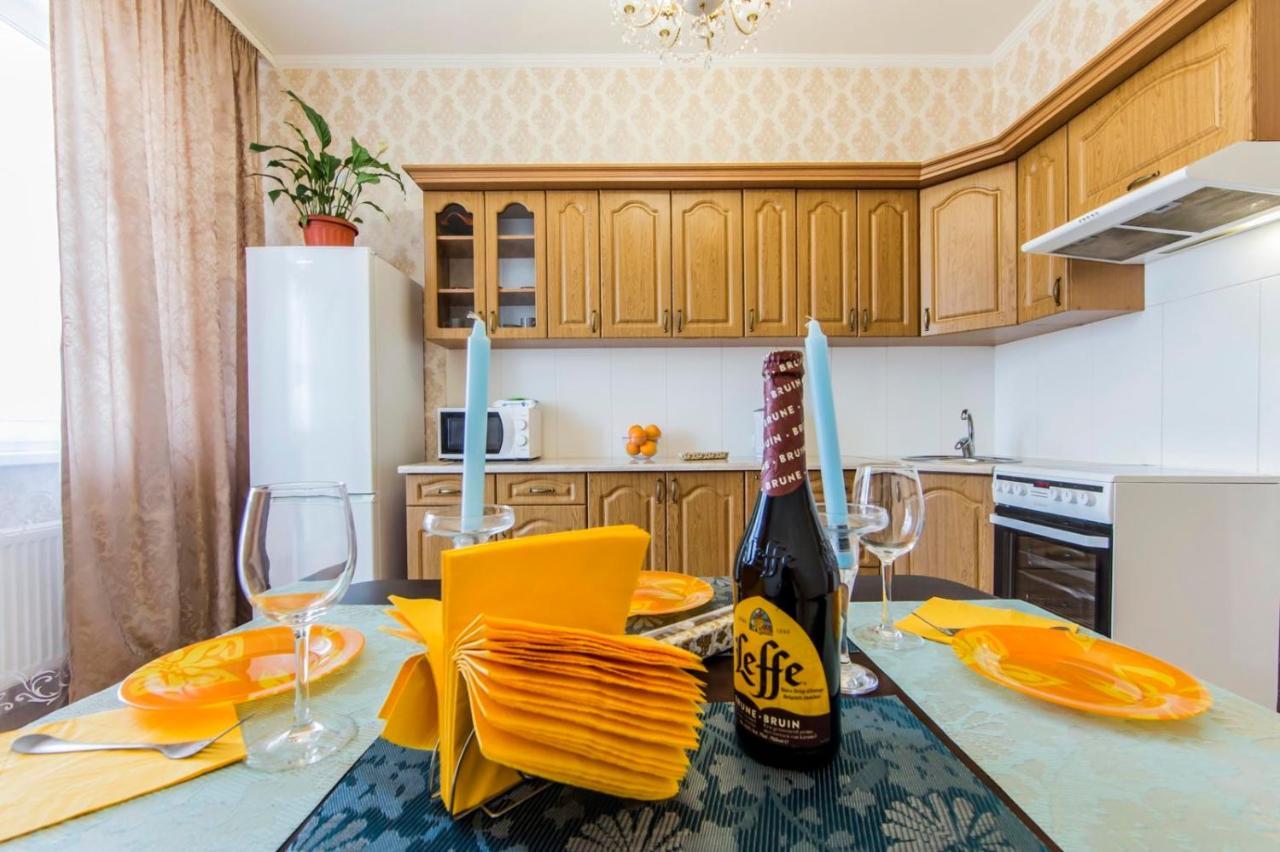 Large 2 Room Apartment With A Beautiful View 2 Min Metro Chernigivska Kyiv Exterior photo