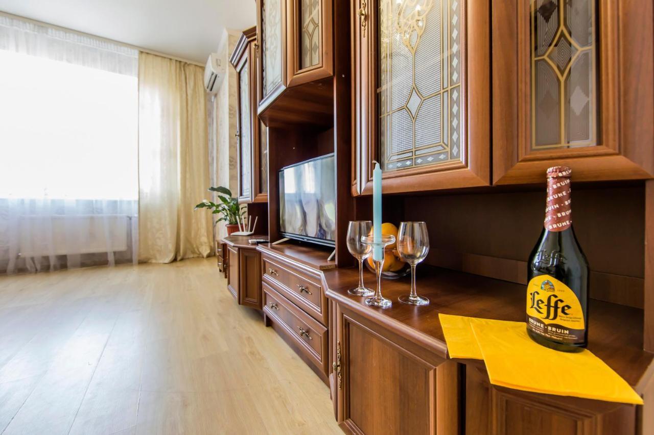 Large 2 Room Apartment With A Beautiful View 2 Min Metro Chernigivska Kyiv Exterior photo