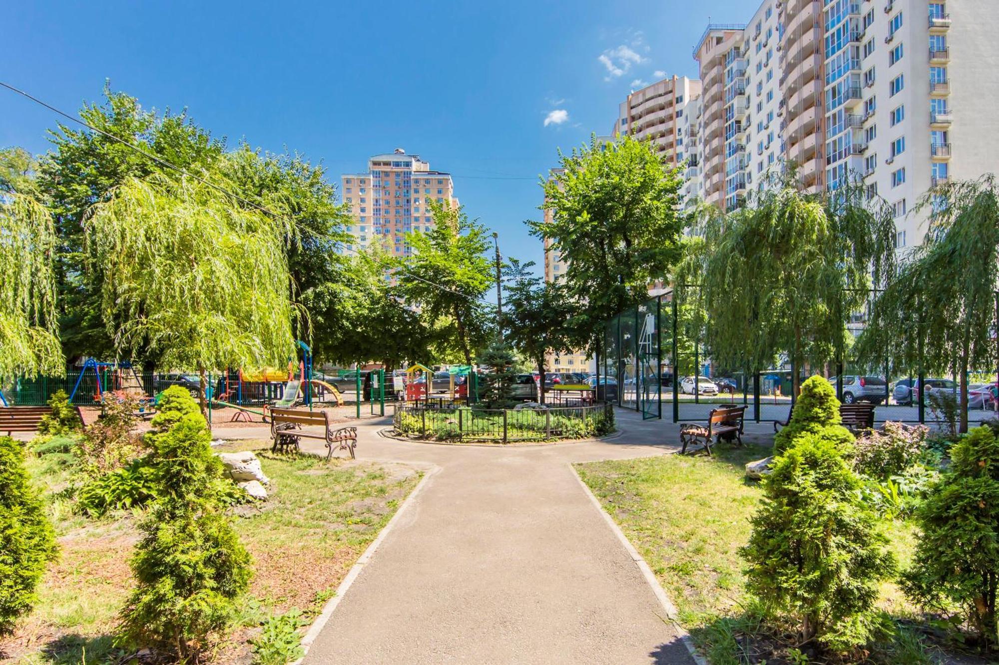 Large 2 Room Apartment With A Beautiful View 2 Min Metro Chernigivska Kyiv Exterior photo